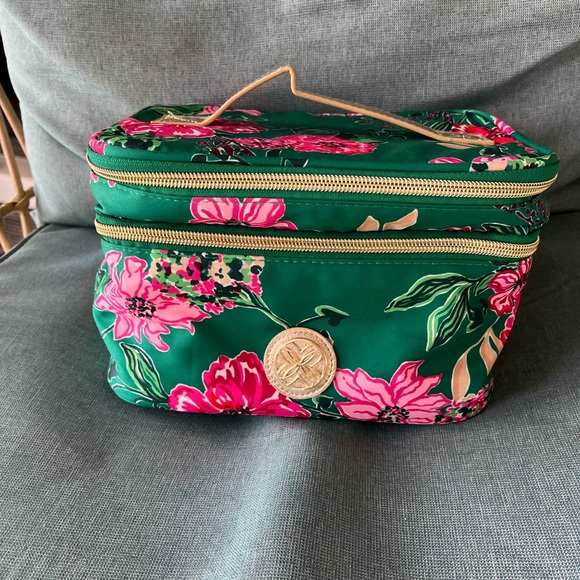 Lilly Pulitzer Handbags - Lilly Pulitzer ~Devona Cosmetic Case
